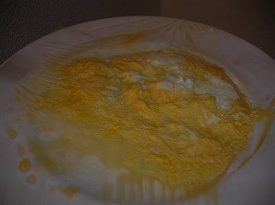 ターンテーブルじゃないのでお皿で作ってますが、流し入れてまわす時にうかつにも卵を床にこぼしてしまい、ちょっと小さめ（少なめ）の出来上がりです！