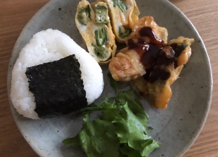 海苔むすびとオクラとあおさ海苔の卵焼きの朝ごはん