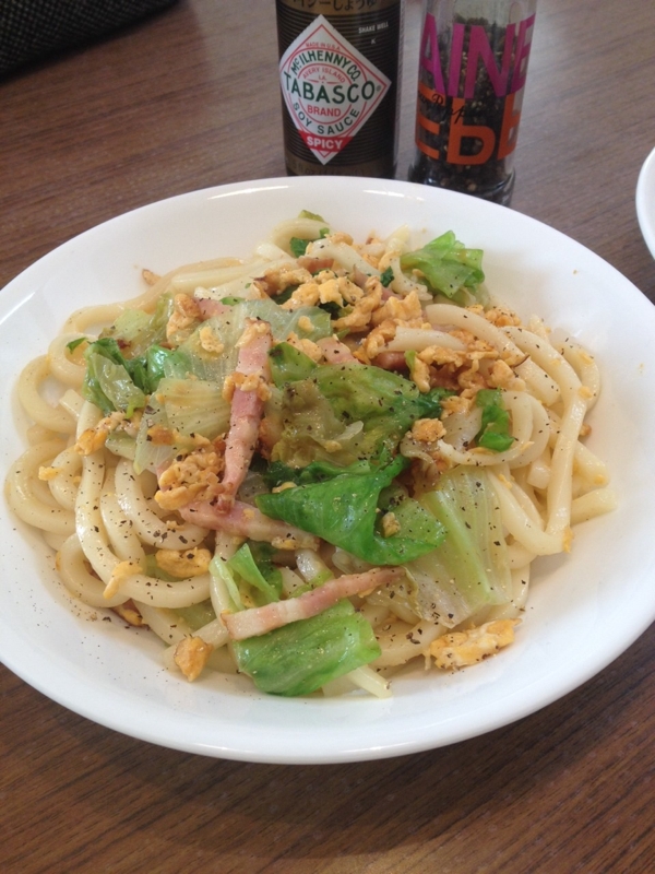 ベーコン×レタス×たまごの焼うどん