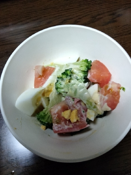 茎ブロッコリーとトマト☘️ゆで卵のサラダ