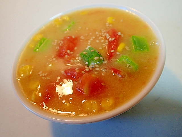 カップスープの素で　トマトとオクラのコーンスープ