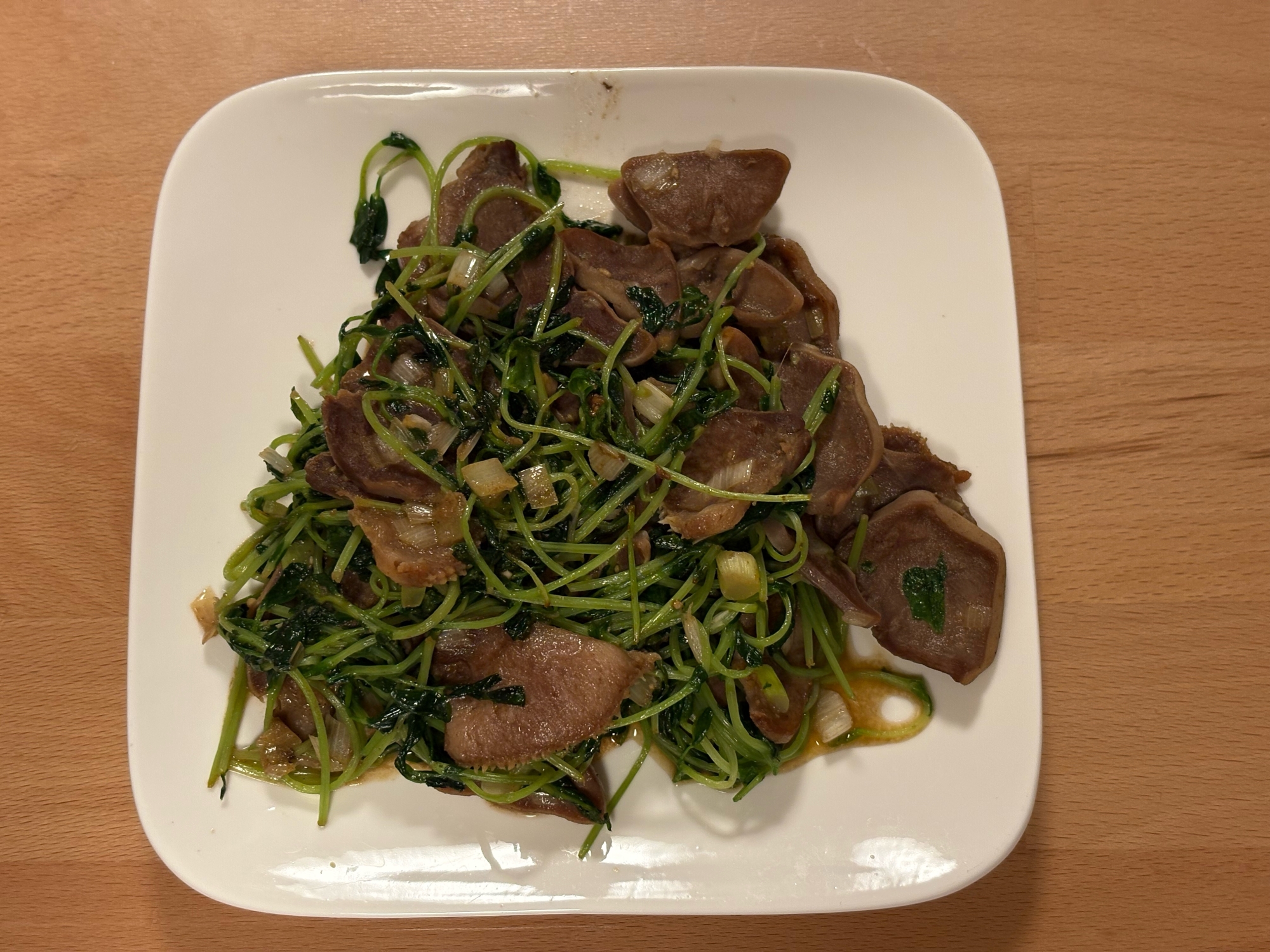 豚タンと豆苗とねぎの醤油味野菜炒め