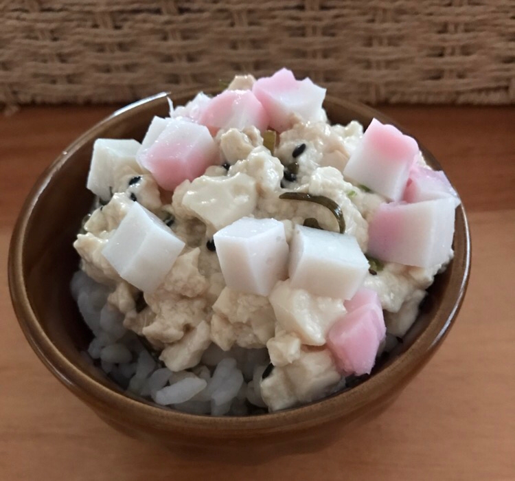 かまぼこと塩昆布絹豆腐のごはん