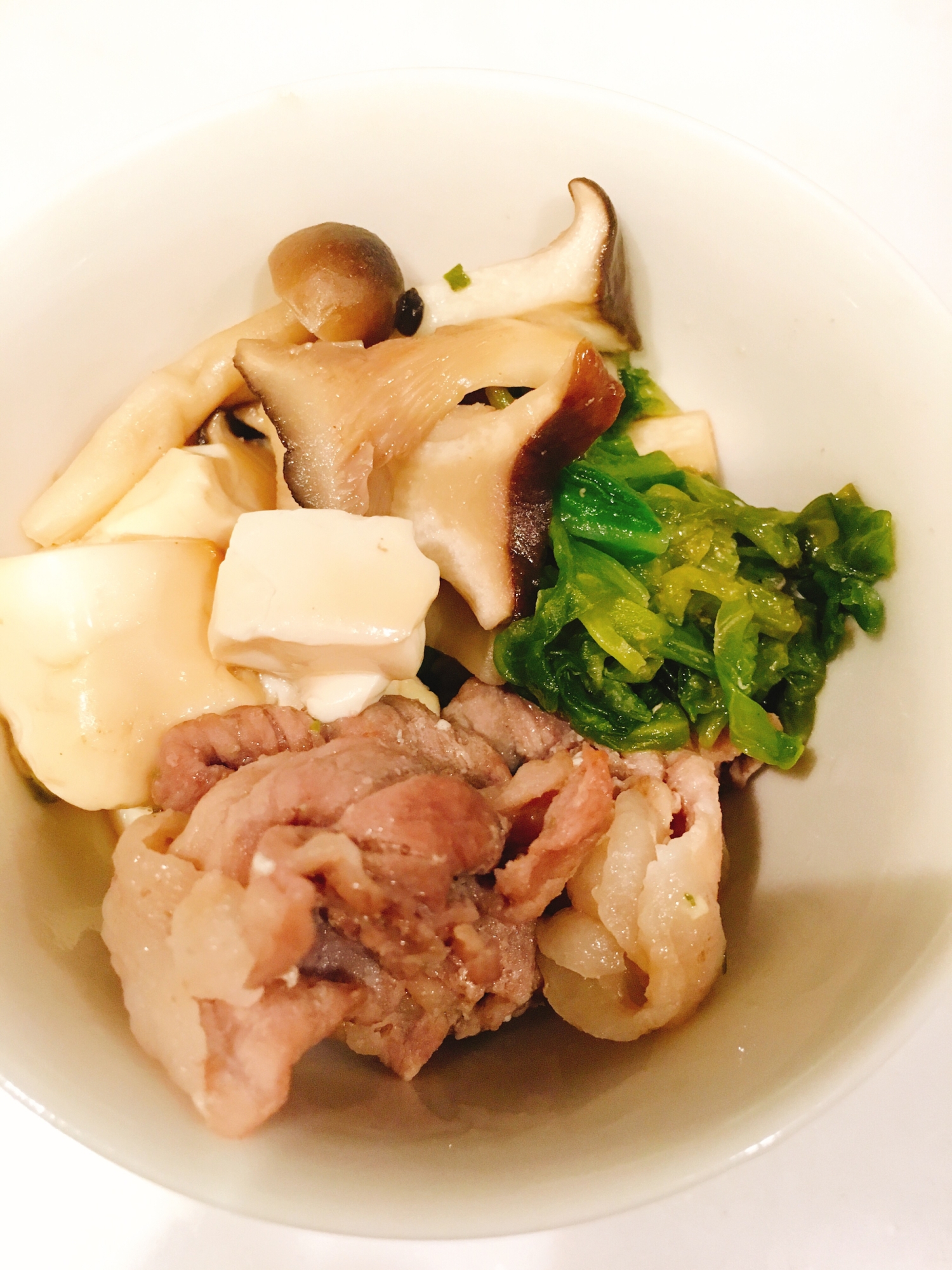 キャベツ葉を捨てない！きのこと豚肉の蒸しすき焼き