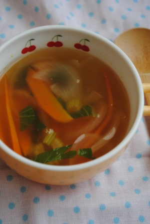 野菜たっぷり！セロリ風味のコンソメスープ