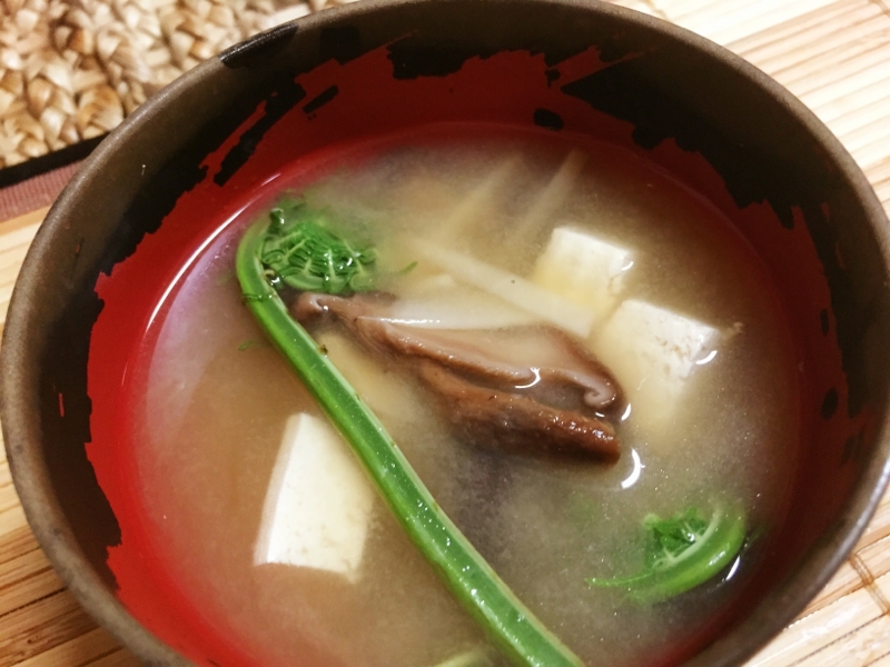 こごみ&シイタケ&豆腐の味噌汁