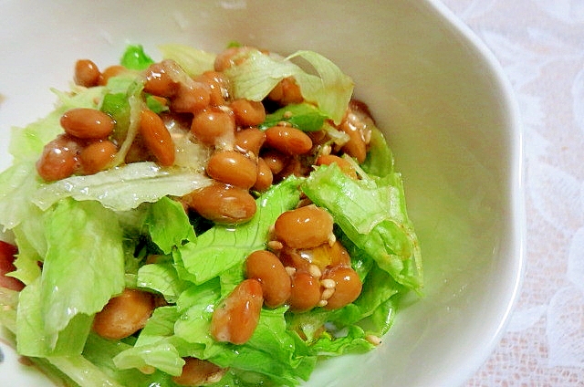 レタスで納豆サラダ