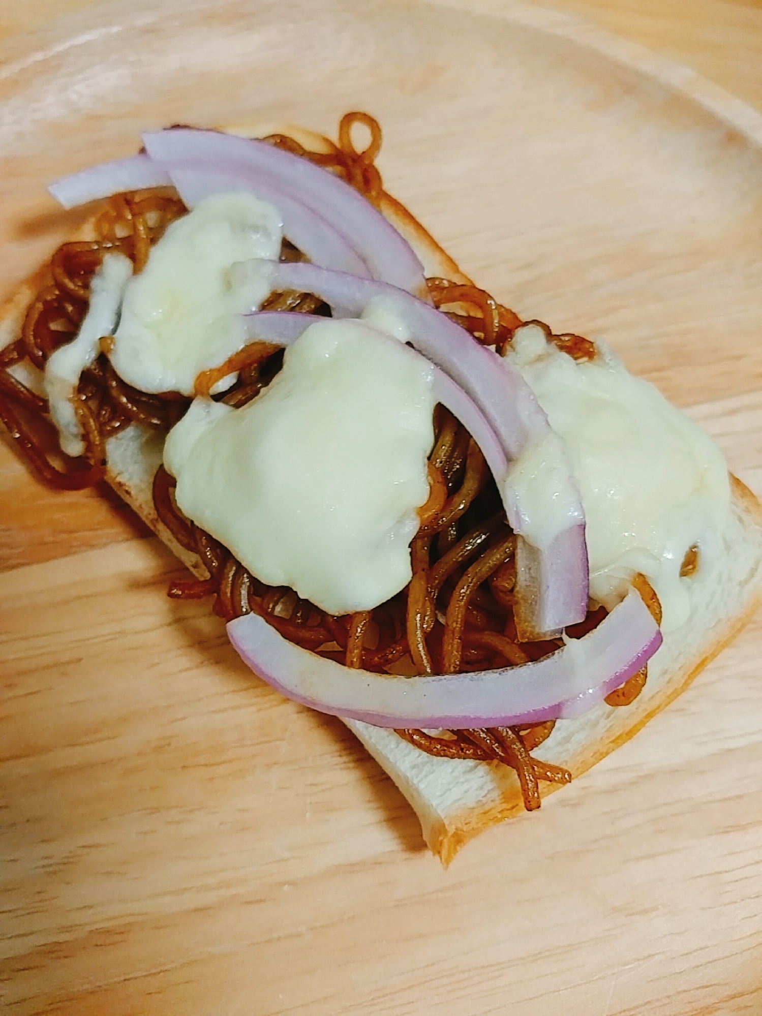 赤玉葱とモッツァレラの焼きそばパン