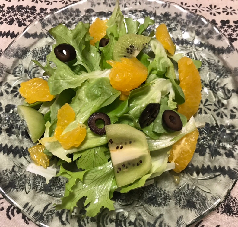 キウイと八朔、オリーブのサラダ