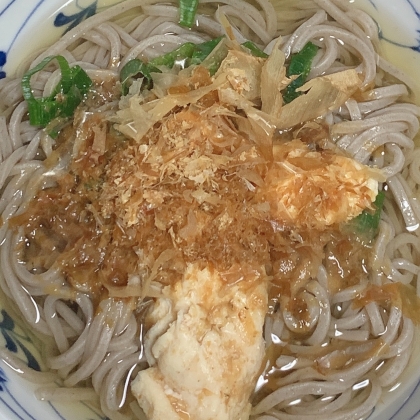 鰹節のお出汁で！温かい蕎麦のつゆ