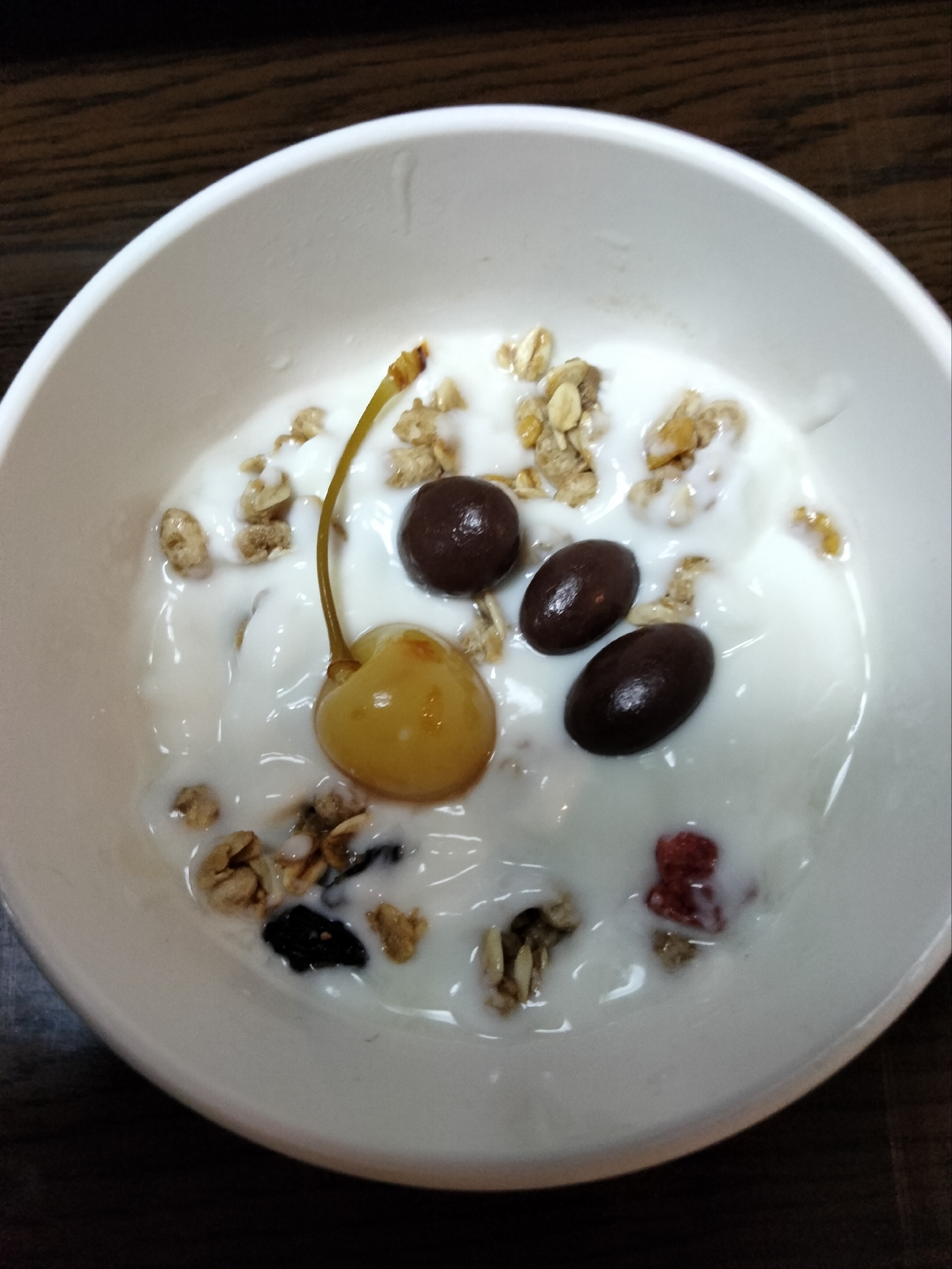 今日のヨーグルト♡フルグラ混ぜチェリー&チョコのせ