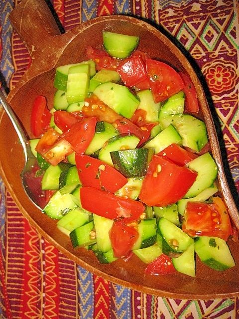 ひんやりおいしいトマトと胡瓜のバジルサラダ