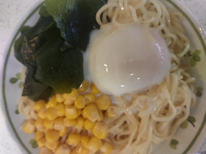 温泉卵とコーンとわかめのざるラーメン