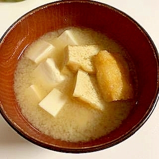 豆腐と栃尾の油揚げの味噌汁
