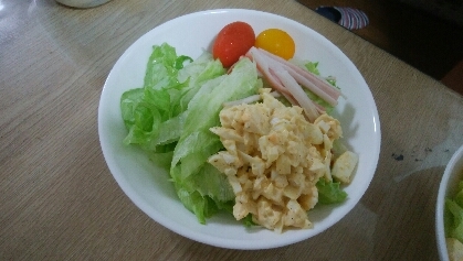 レタスのサラダに卵サラダを追加してみました。とても、おいしかったです。