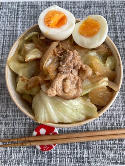 日曜日のランチにどんぶりにしてみました！色々とアレンジもしましたが美味しくできたしキャベツもたっぷり取れて満足ランチでした、ごちそうさまです！