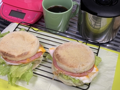 スミマセ卵好きにつき１人１っ個でしかも大慌てできれえな薄焼きになりませんでしたっ。の、せいかレタスに乗せた玉子がずるる…とこれ撮った瞬間ズレが生じリベ決定ゴチ様