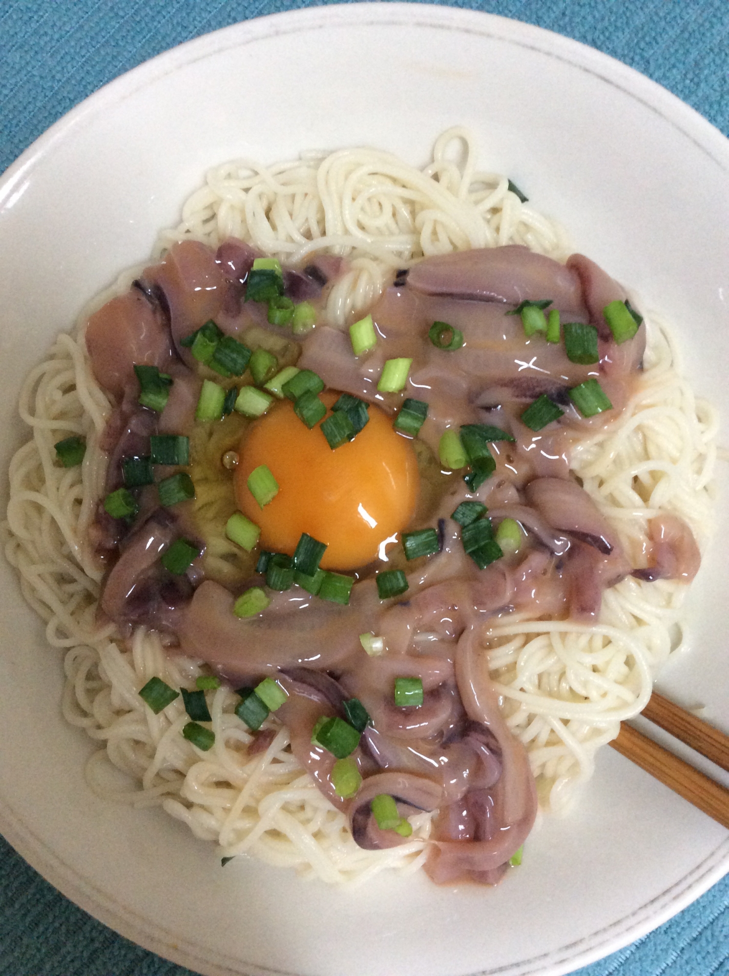 塩辛で♪冷やし釜玉そうめん