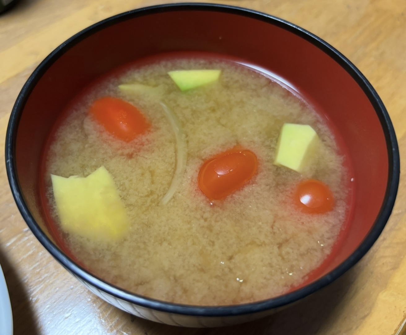 アボガド　トマト　玉ねぎ　味噌汁