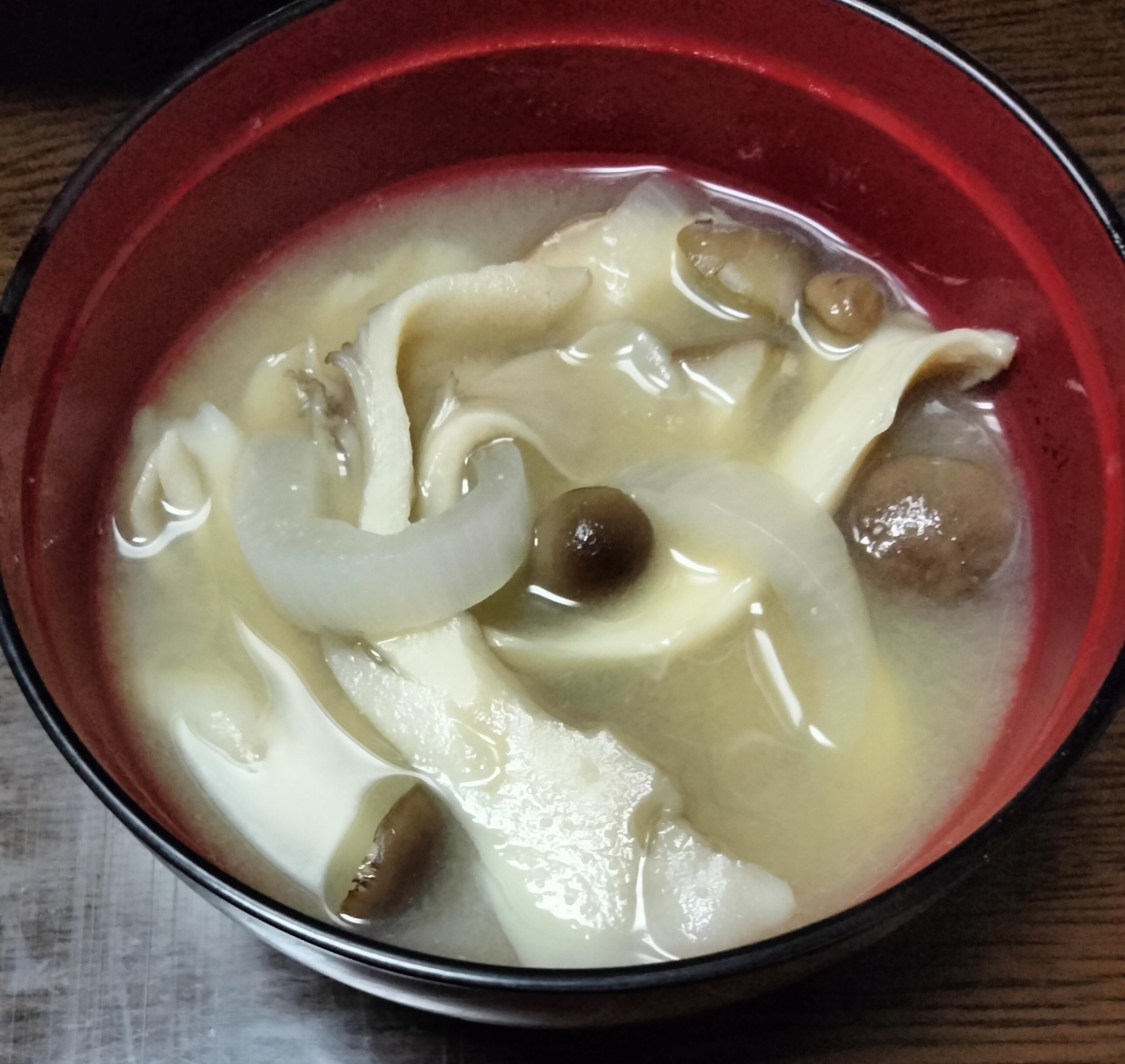 エリンギ舞茸しめじ、玉ねぎの味噌汁