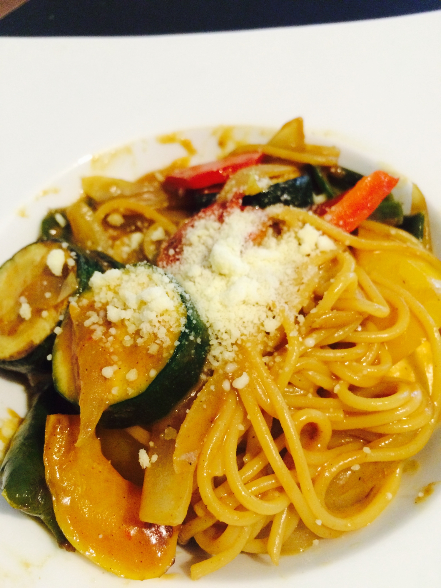 白い皿に盛り付けた夏野菜のクリーミーカレーパスタ