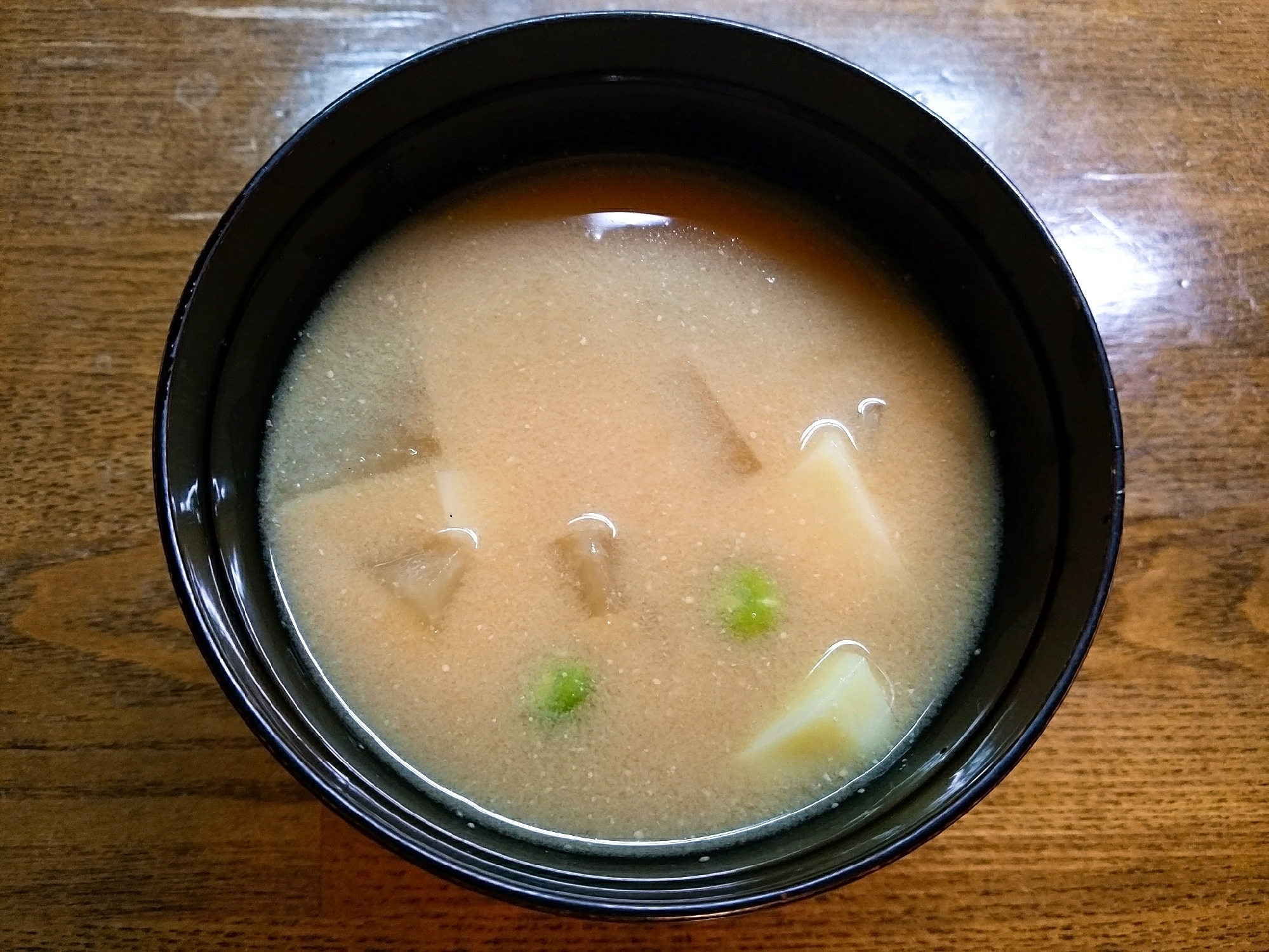 ジャガ芋と大根とグリーンピースの味噌汁