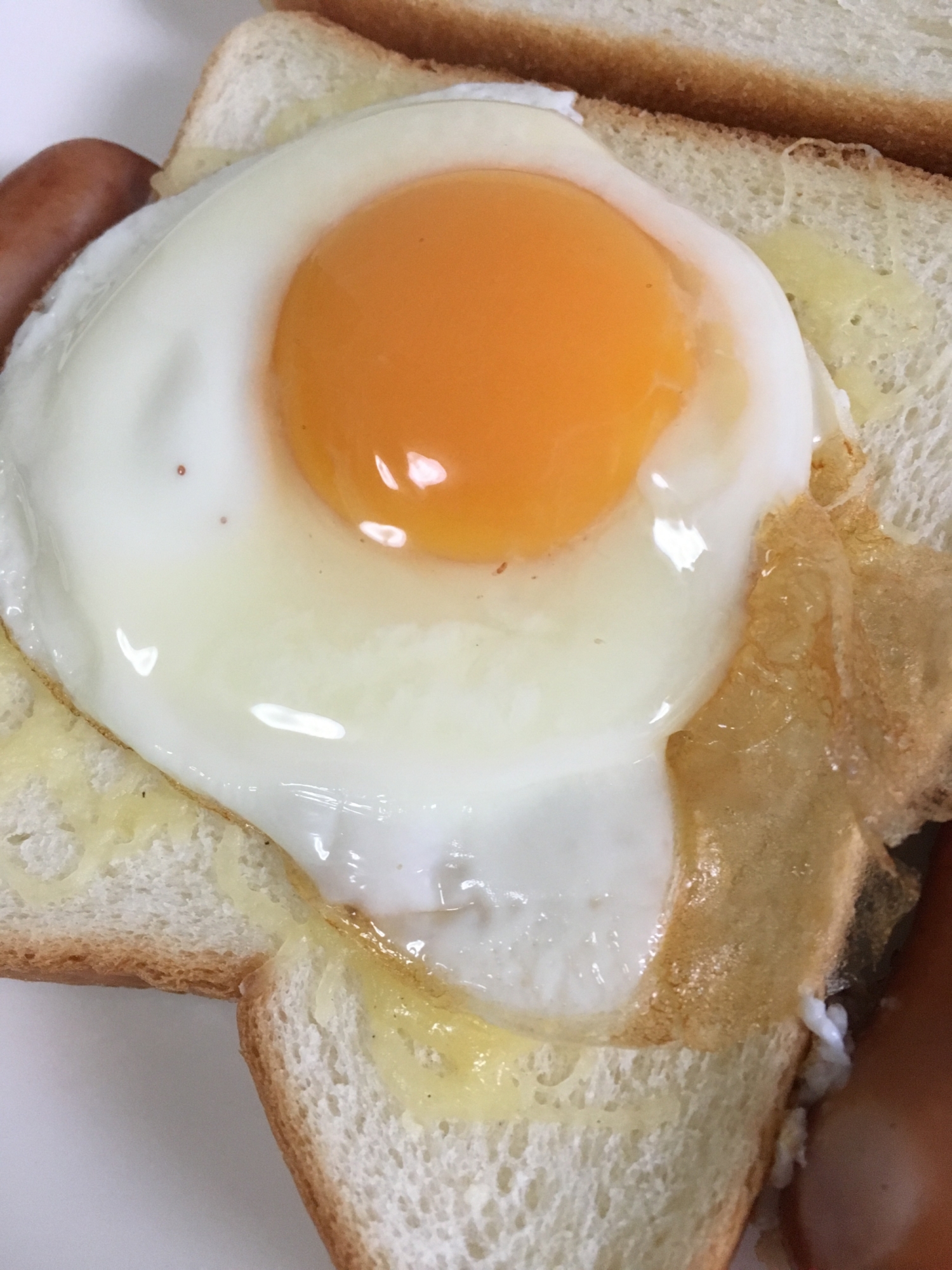 チーズと目玉焼きトースト