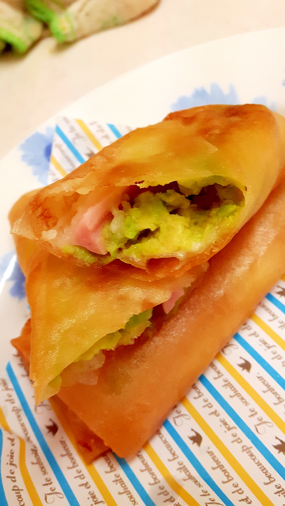 簡単!アボカドwith魚肉ソーセージ・チーズの春巻