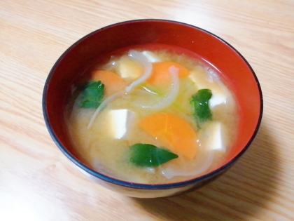 小松菜、豆腐、人参、玉ねぎの味噌汁