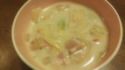 キャベツとベーコンの豆乳スープ