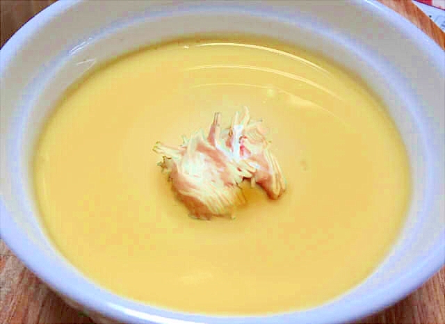 白い器に盛り付けられたカニ茶碗蒸し