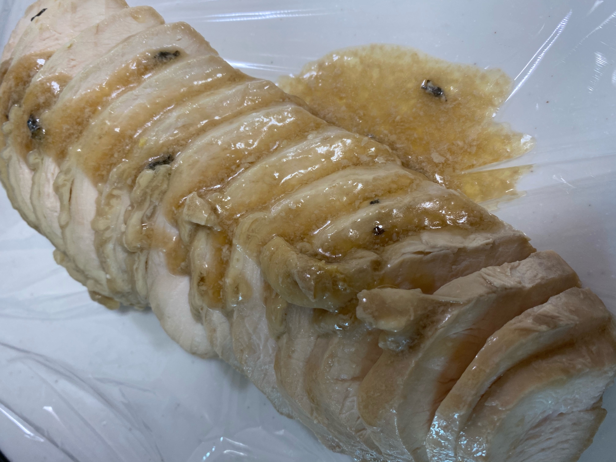 ラップにのったしょうゆ麹のサラダチキン