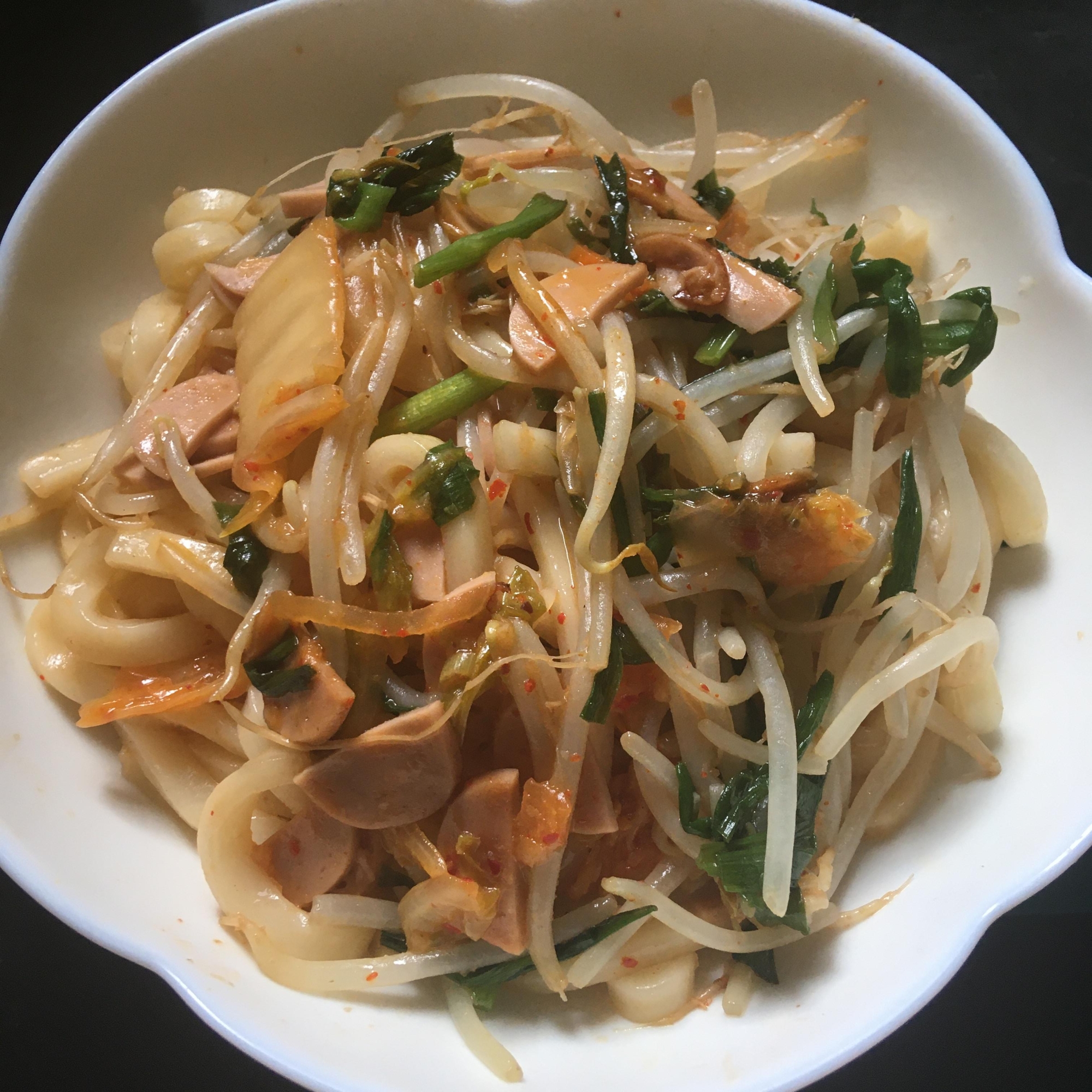 もやし、にら、魚肉、キムチの焼きうどん