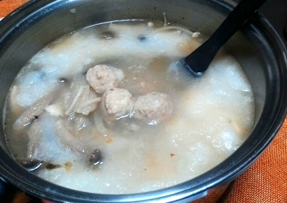 色が足りないと思ったら、水菜を入れ忘れてました(^^ゞ
ピリリと生姜の効いたあたたまるお鍋、大根おろしがスープとなじんで最後の一滴まで美味しく飲み干しました♪