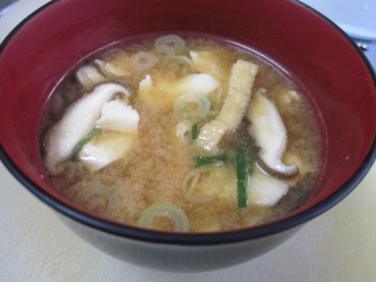 fukauzukiさん　おはようございます
和朝食派で　みそ汁はほぼ毎日
こちらのレシピを参考にしました　椎茸はエノキの代用です
油揚げがいいですね＾＾