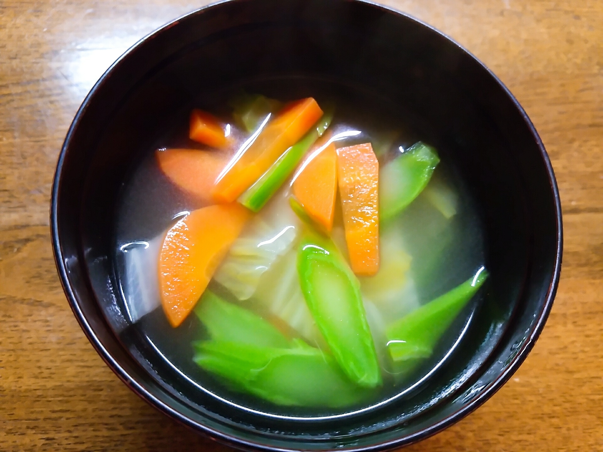 ブロッコリーの茎と人参と白菜の中華スープ