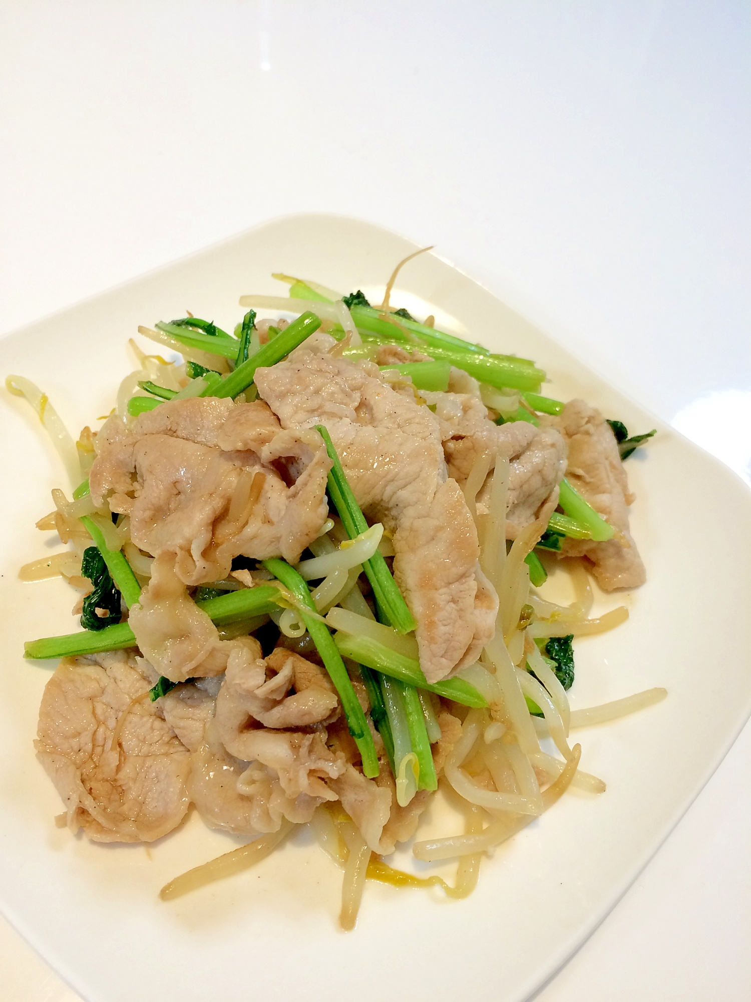 ご飯がすすむ！カブの葉とお肉の油炒め