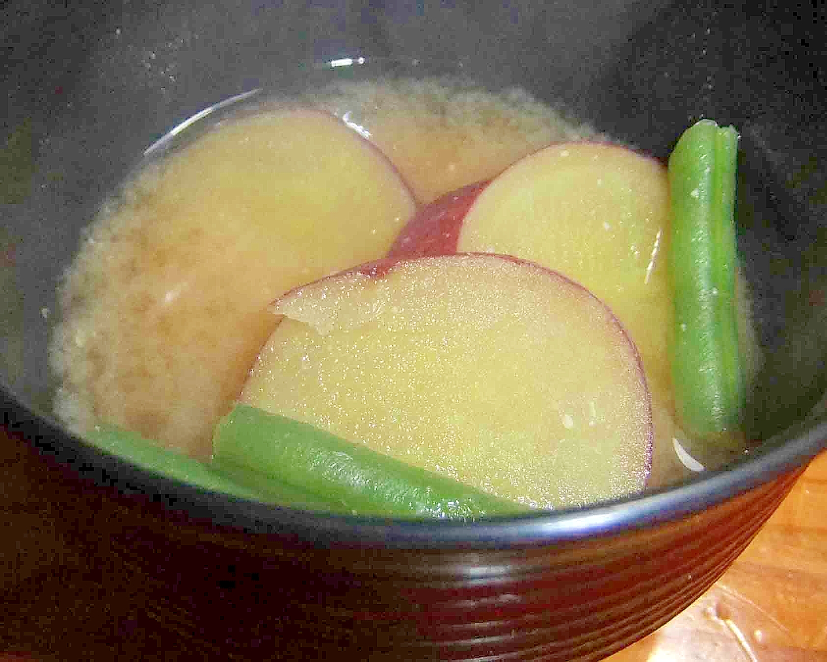 サツマイモとインゲンのお味噌汁