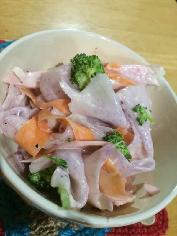ピンクの大根で魚肉ソーセージサラダ(❁・∀・❁)