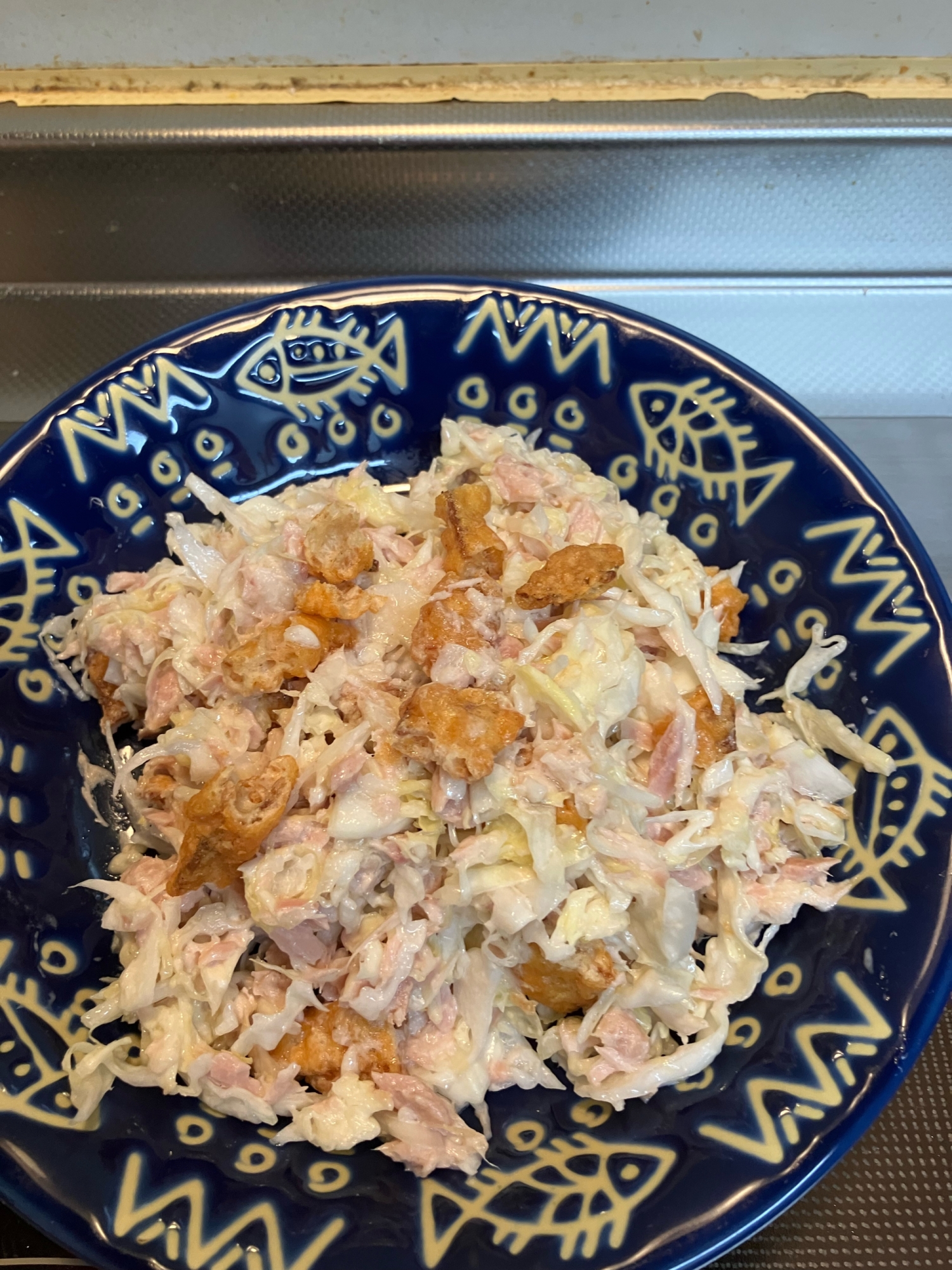 お菓子のイカフライとキャベツとツナのサラダ^_^