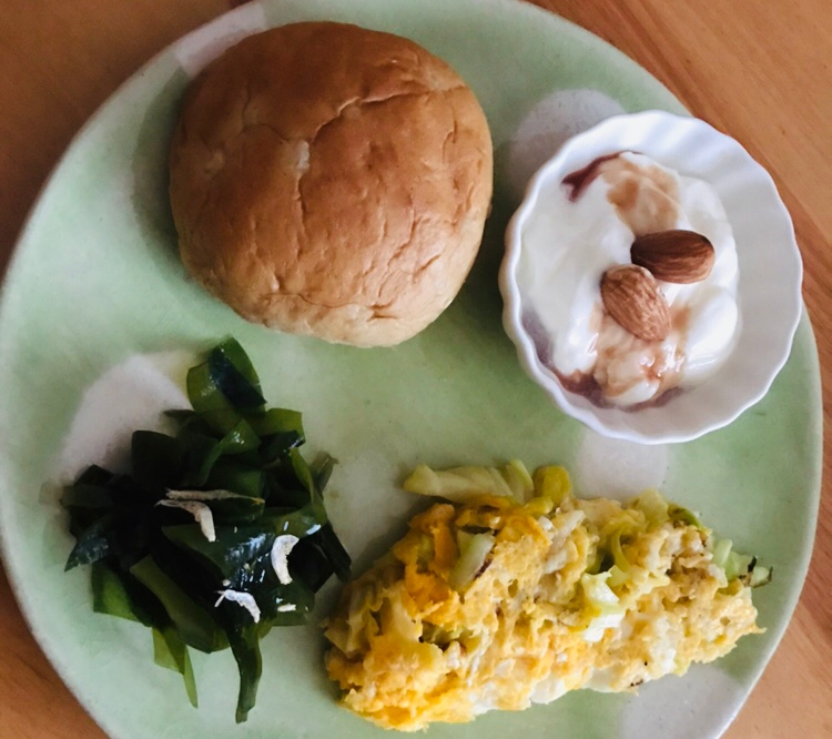 丸パンとキャベツの卵焼きの朝ごはん