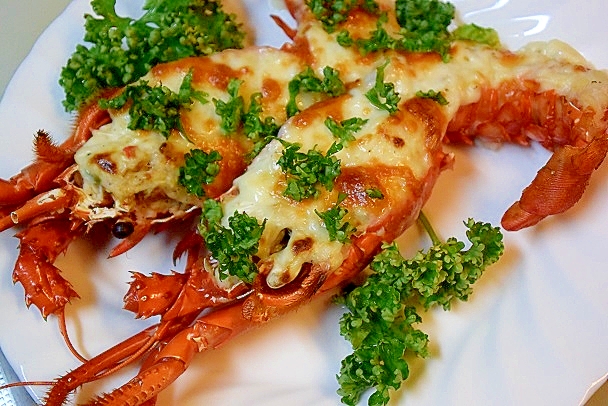 白い皿に盛られた、赤エビのテルミドール