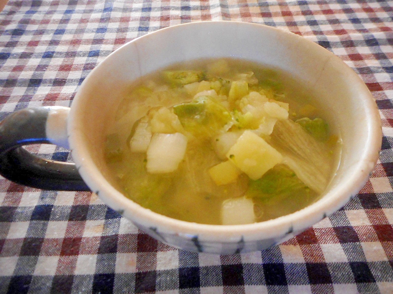 ジャガイモ、レタス、ブロッコリーのスープ