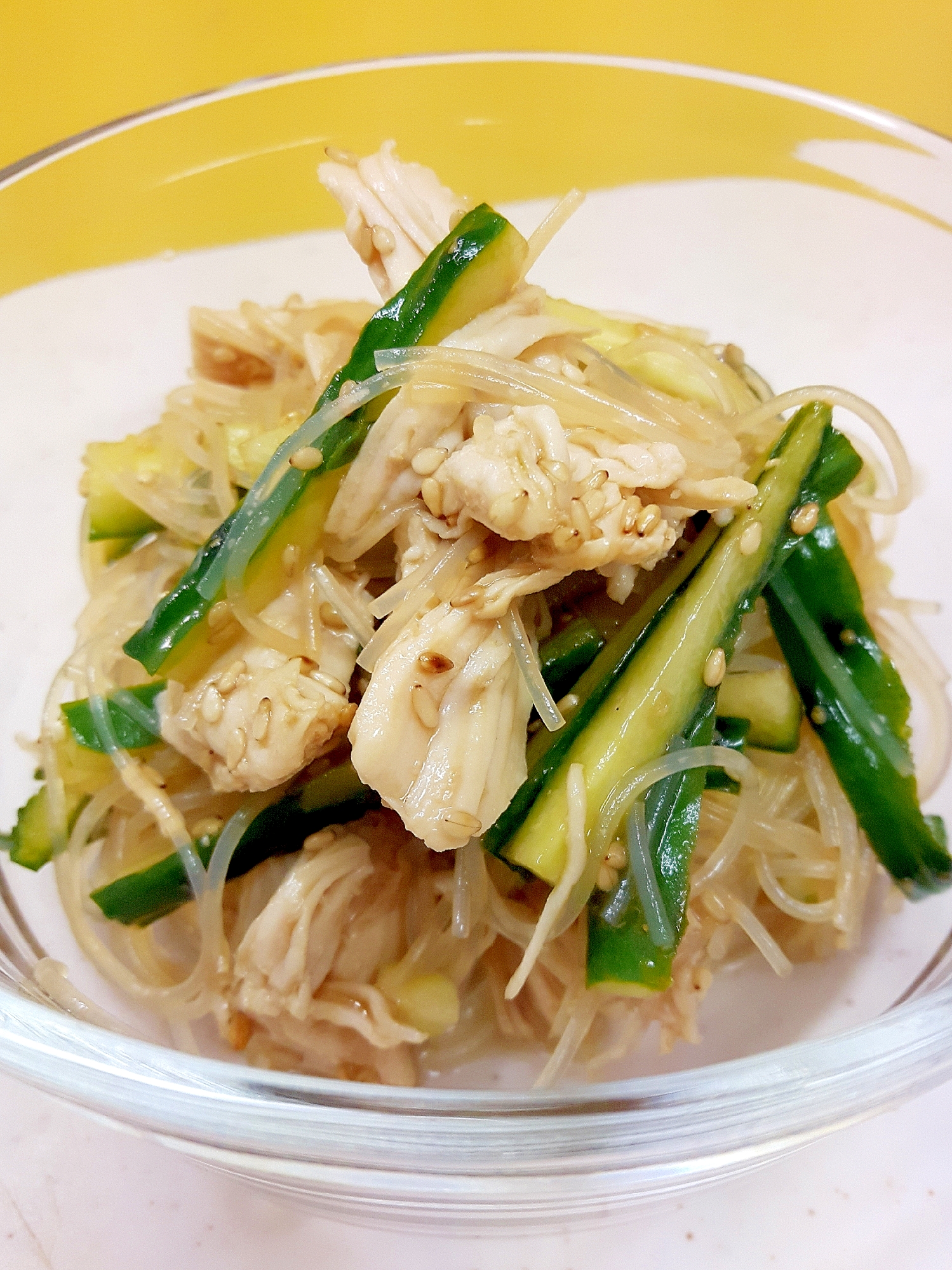 電子レンジで簡単!鶏むね肉とキュウリの春雨サラダ♪