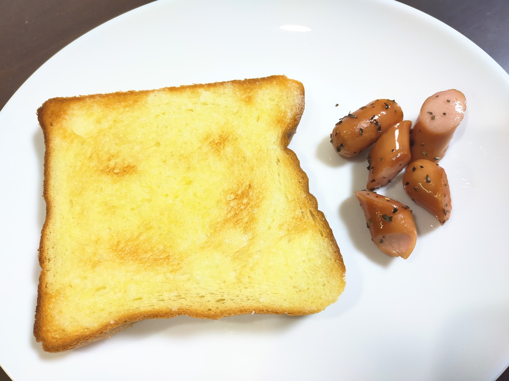 ウィンナーのバジル炒めとシュガートーストの朝食