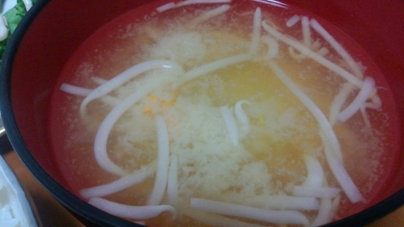 もやしと人参の味噌汁