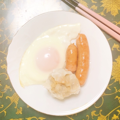 目玉焼きソーセージ、青菜添え♪