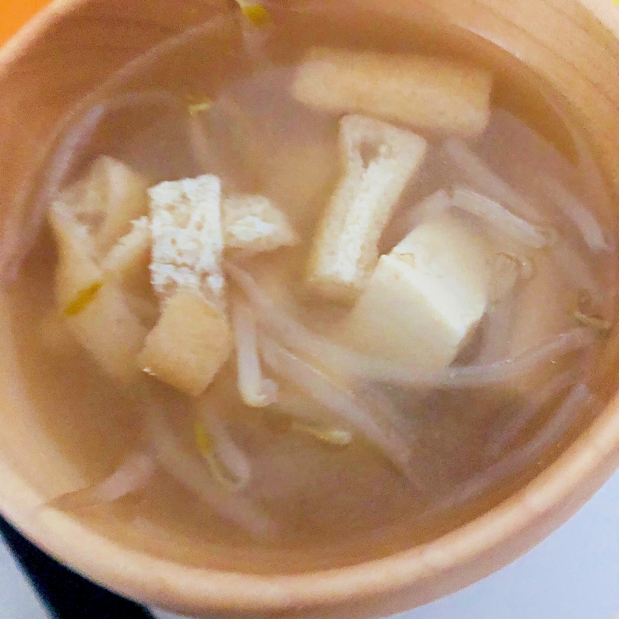 油揚げともやしと豆腐の味噌汁