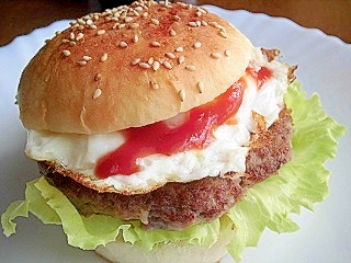 手作りハンバーグで月見バーガー