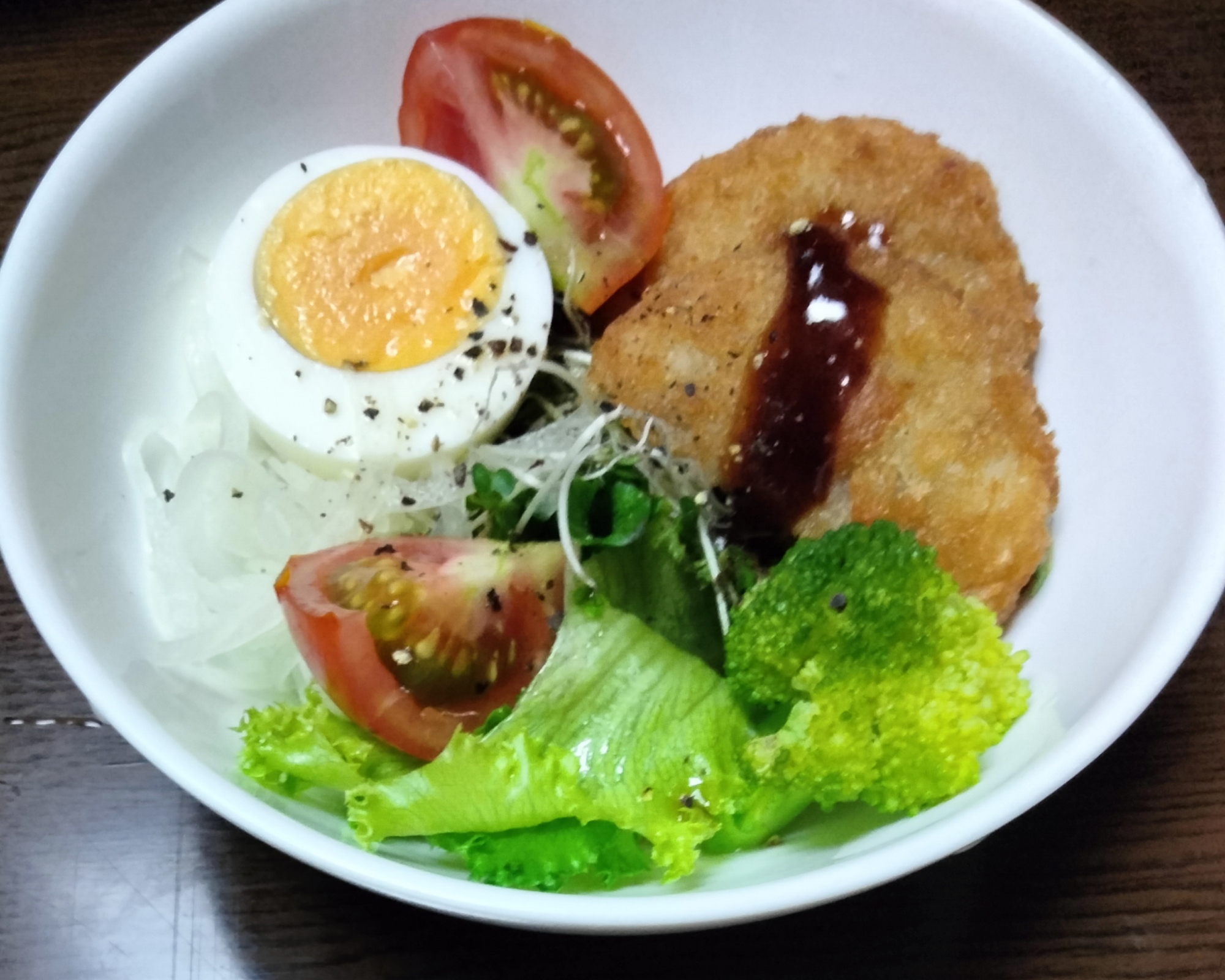 ゆで卵ミンチカツのせた野菜サラダ